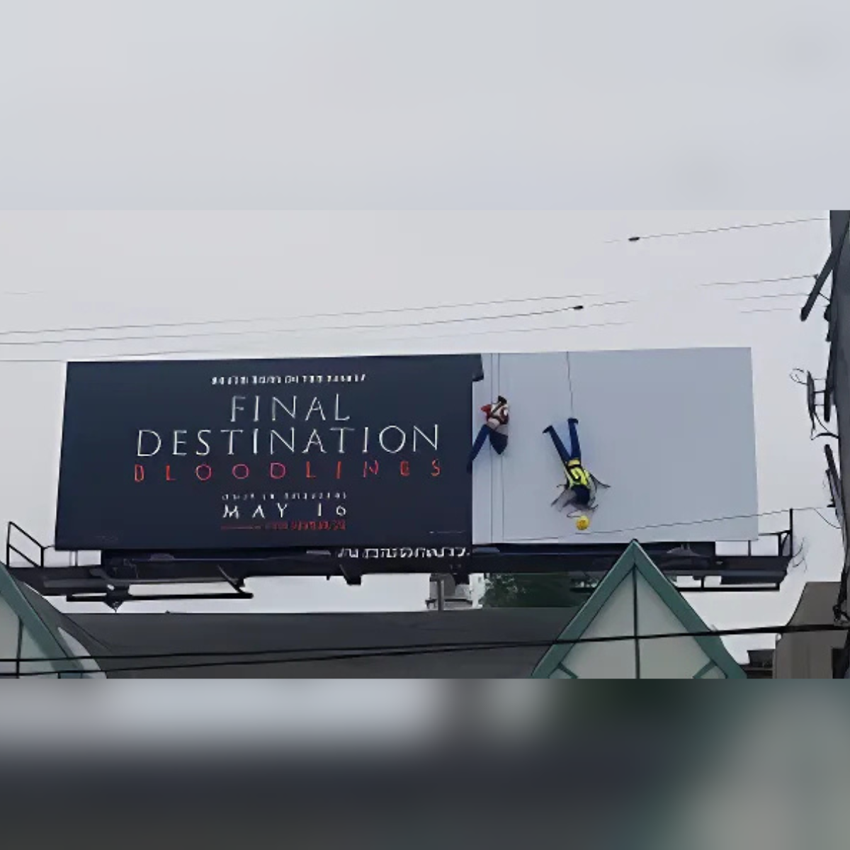 Destino Final impacta con valla publicitaria que simula accidente
