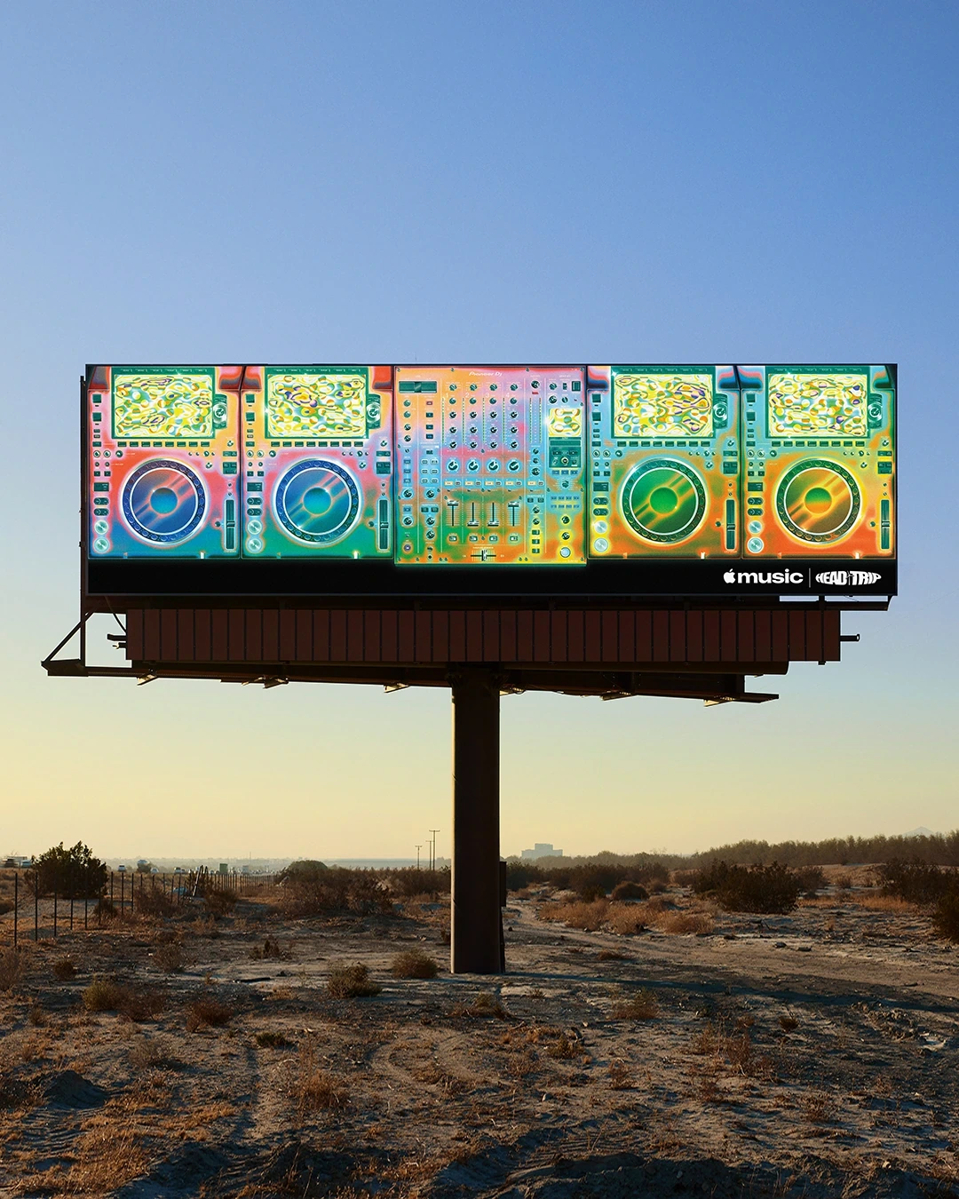 Espectacular de Apple Music Head Trip Indio con visual multicolor de DJ decks en carretera.