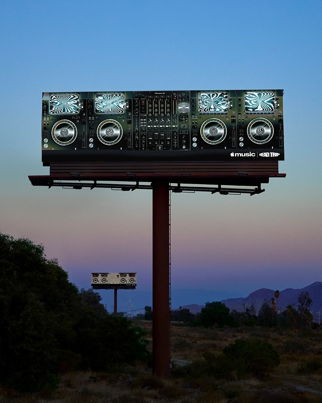 Espectacular de Apple Music x Head Trip Indio con visual de consola DJ al anochecer en carretera.