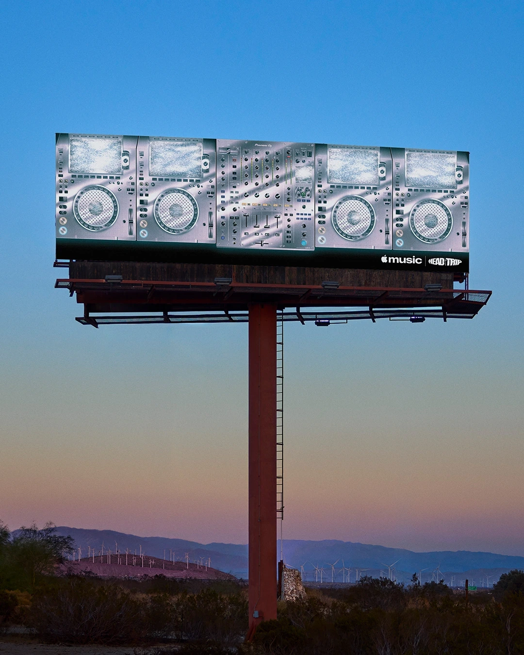 Espectacular de Apple Music Head Trip Indio con decks plateados y branding mínimo en carretera.