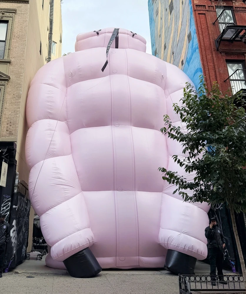 Vista frontal de la enorme instalación del Super Puff de Aritzia ocupando por completo el espacio entre edificios en Nueva York.