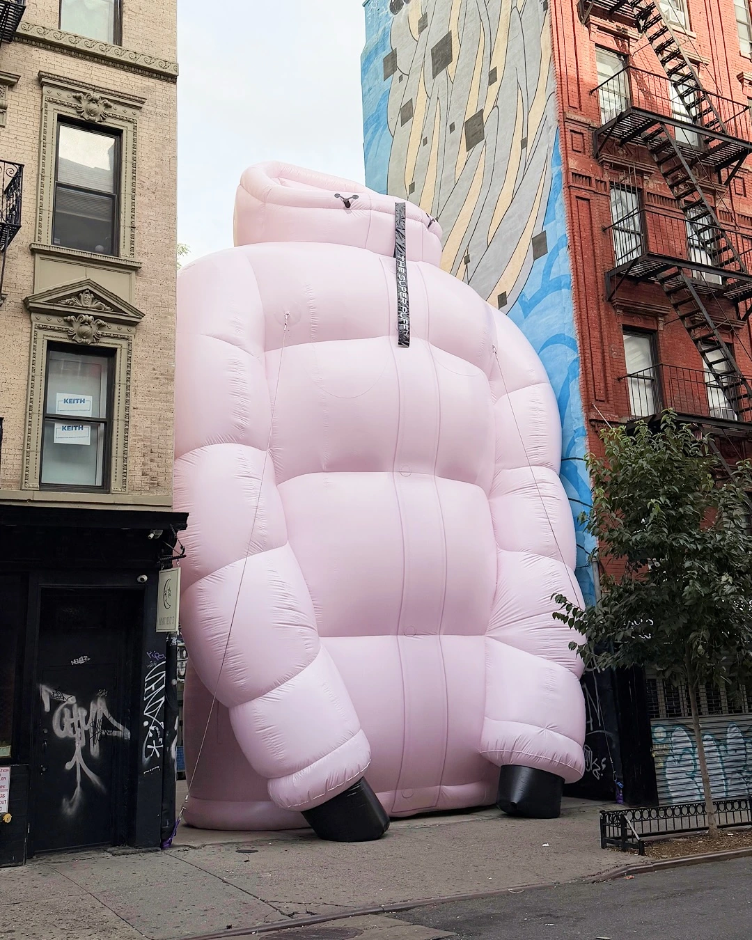 Instalación gigante del Aritzia Super Puff en una calle de Nueva York entre dos edificios.
