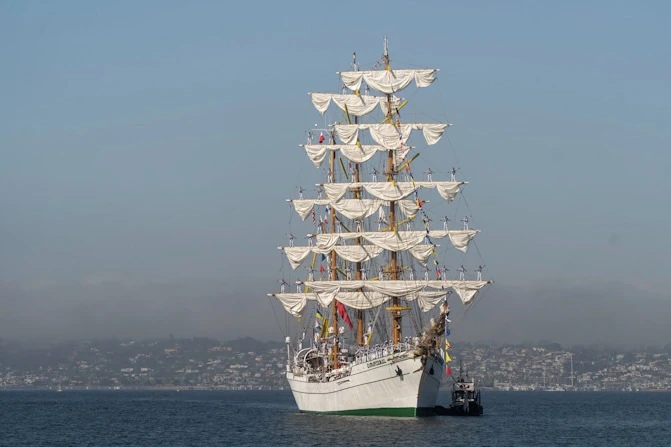 ARM Cuauhtémoc navegando con sus velas desplegadas durante el Crucero de Instrucción Pacífico Norte 2026.
