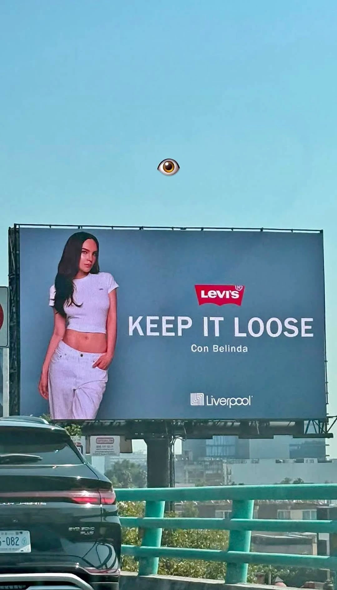 Espectacular de Belinda x Levi’s en Ciudad de México con el mensaje Keep It Loose y branding de Liverpool.