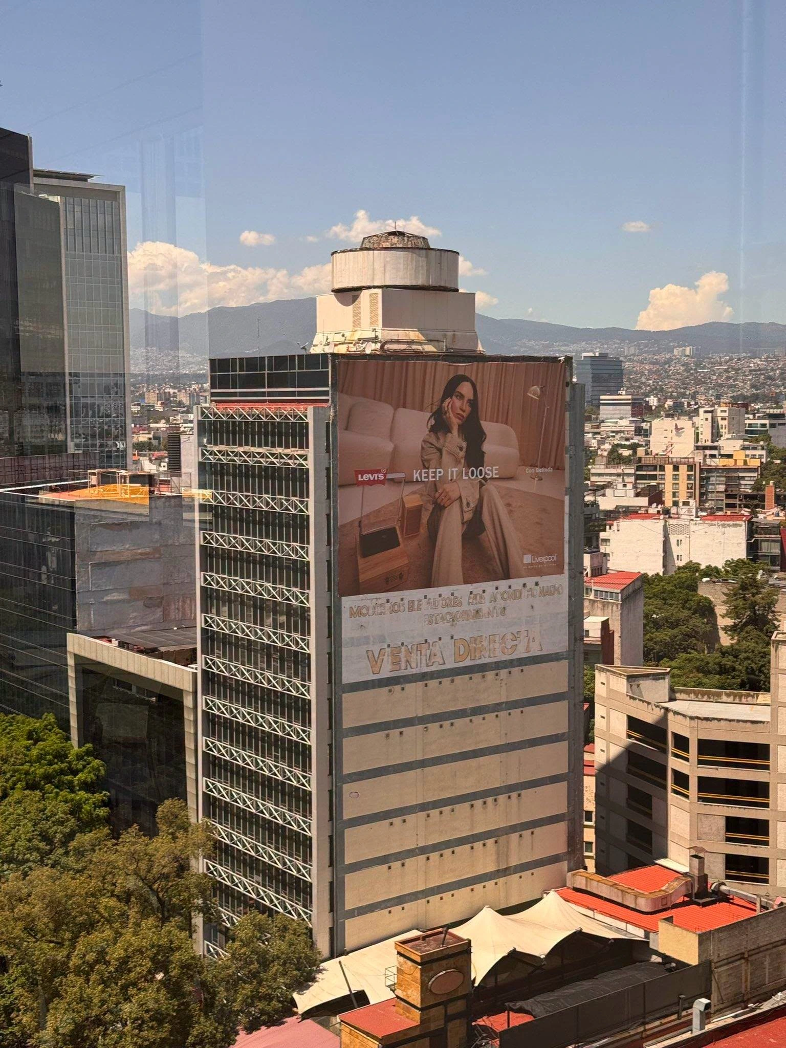 Gran fachada en Ciudad de México con la campaña Belinda x Levi’s Keep It Loose y branding de Liverpool.