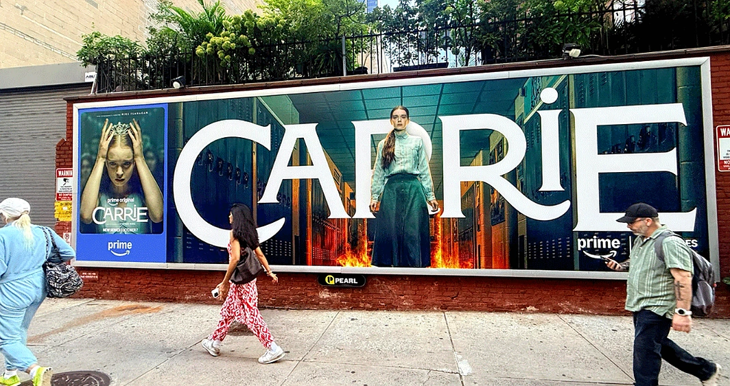Publicidad exterior de Carrie para Prime Video en Nueva York con una gran composición del título de la serie y el personaje principal.