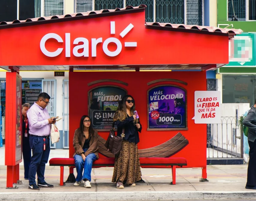 Paradero de Claro completamente intervenido en rojo con mensajes de más fútbol, más velocidad y Claro es la fibra que te da más.