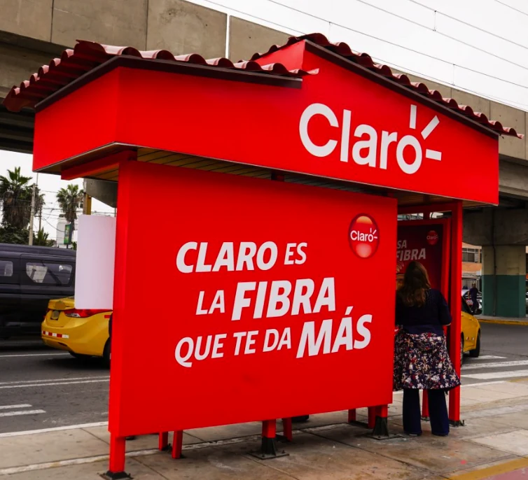 Claro convierte un paradero en una pieza OOH tridimensional | Publisitios