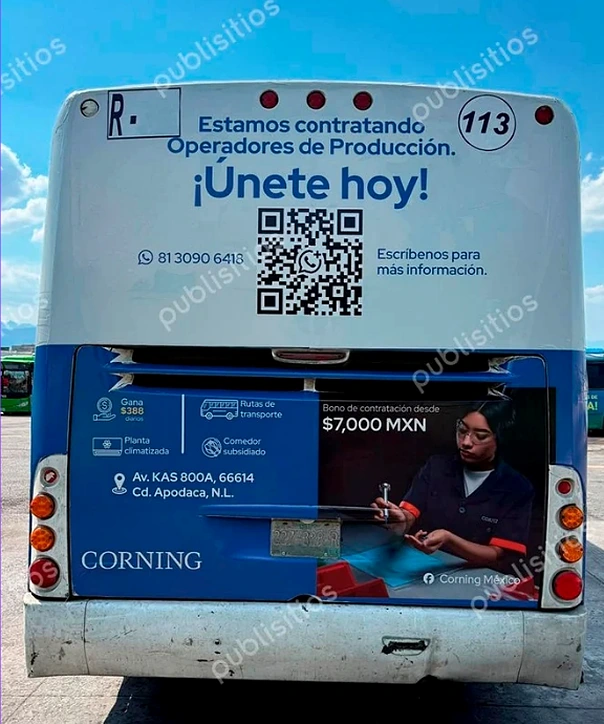 Parte posterior de un autobús en Monterrey con campaña de reclutamiento de Corning, código QR, bono de contratación y beneficios laborales.