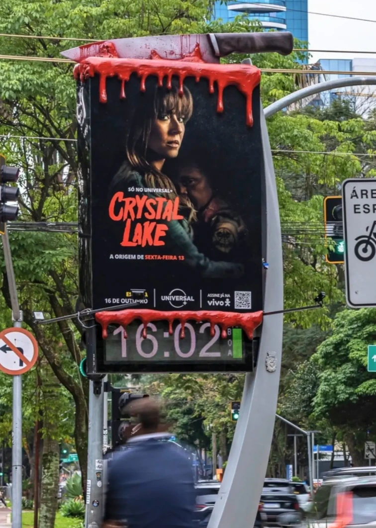 Vista urbana de la campaña Crystal Lake con cuchillo gigante, sangre falsa y la intervención integrada alrededor de un reloj de calle.