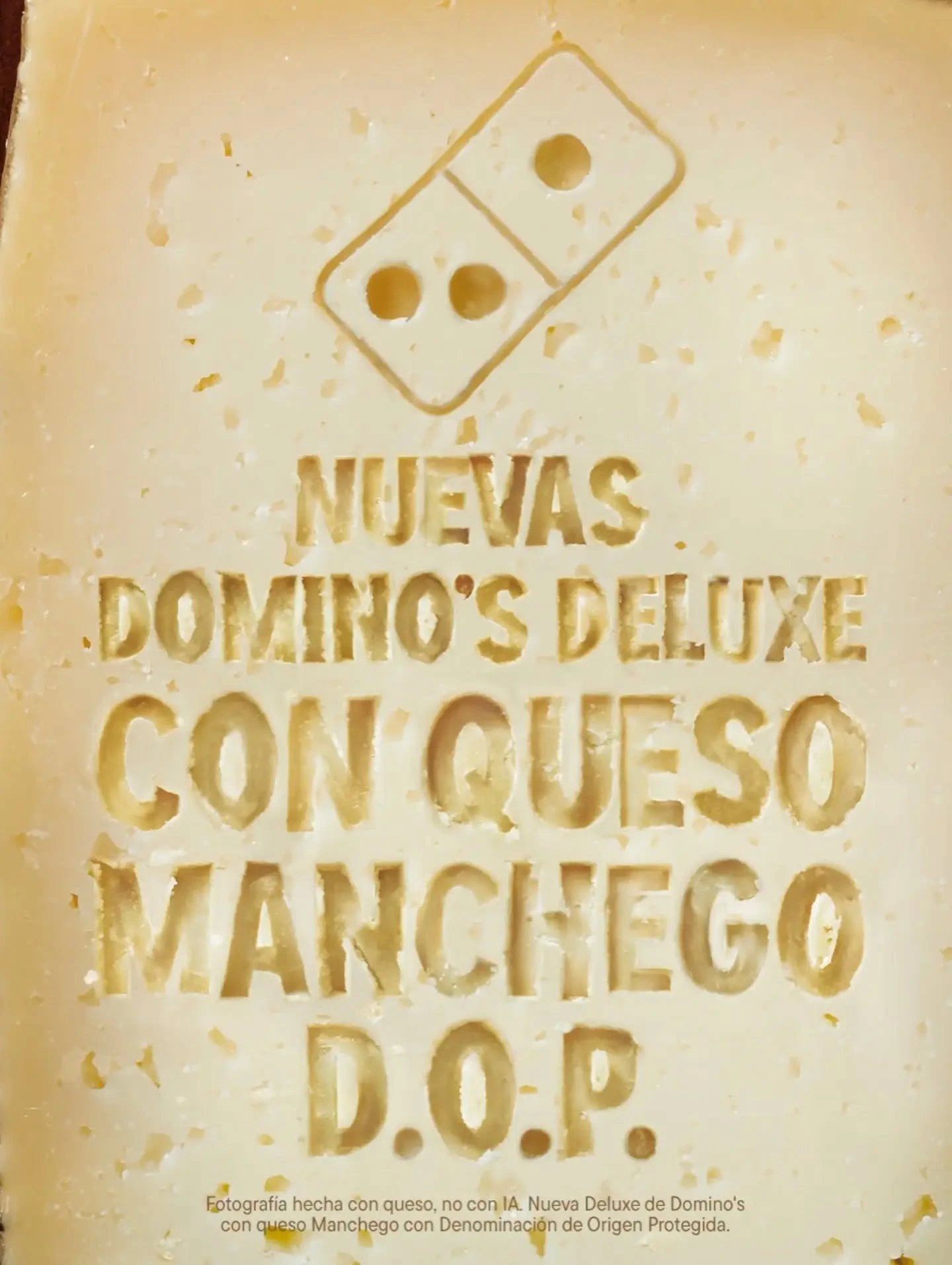 Creatividad de Domino’s Deluxe Manchego D.O.P. sobre queso real.