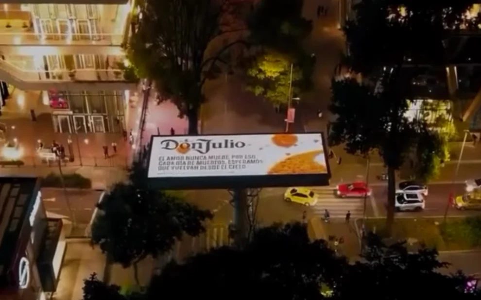 Vista aérea de un billboard de Don Julio Colombia orientado hacia el cielo para una campaña de Día de Muertos.