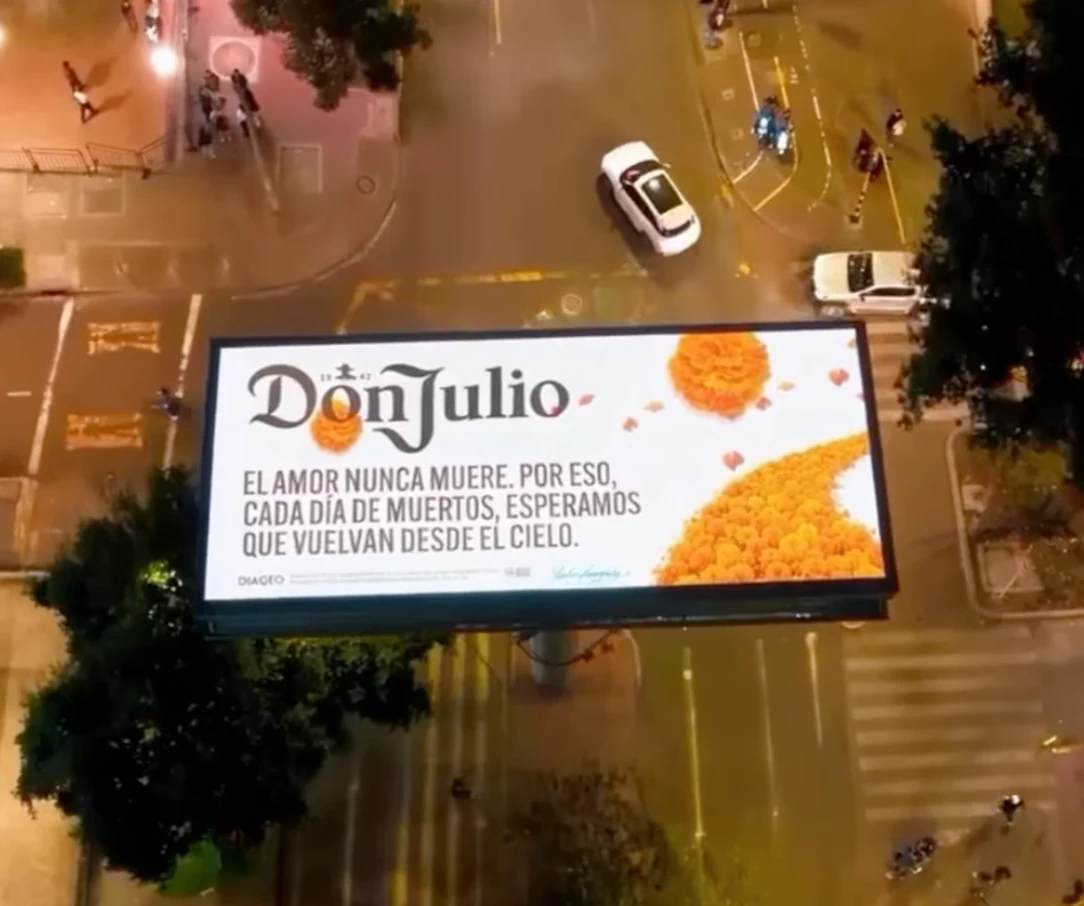 Billboard de Don Julio Colombia con el mensaje El amor nunca muere y flores de cempasúchil por Día de Muertos.