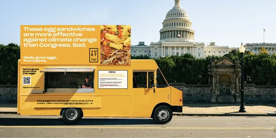 Un Food Truck vendiendo Sandwiches de Huevo