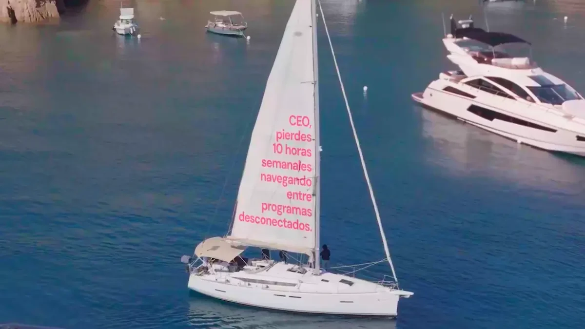 Velero utilizado por Factorial como soporte publicitario con un mensaje dirigido a CEOs sobre el tiempo perdido entre programas desconectados.