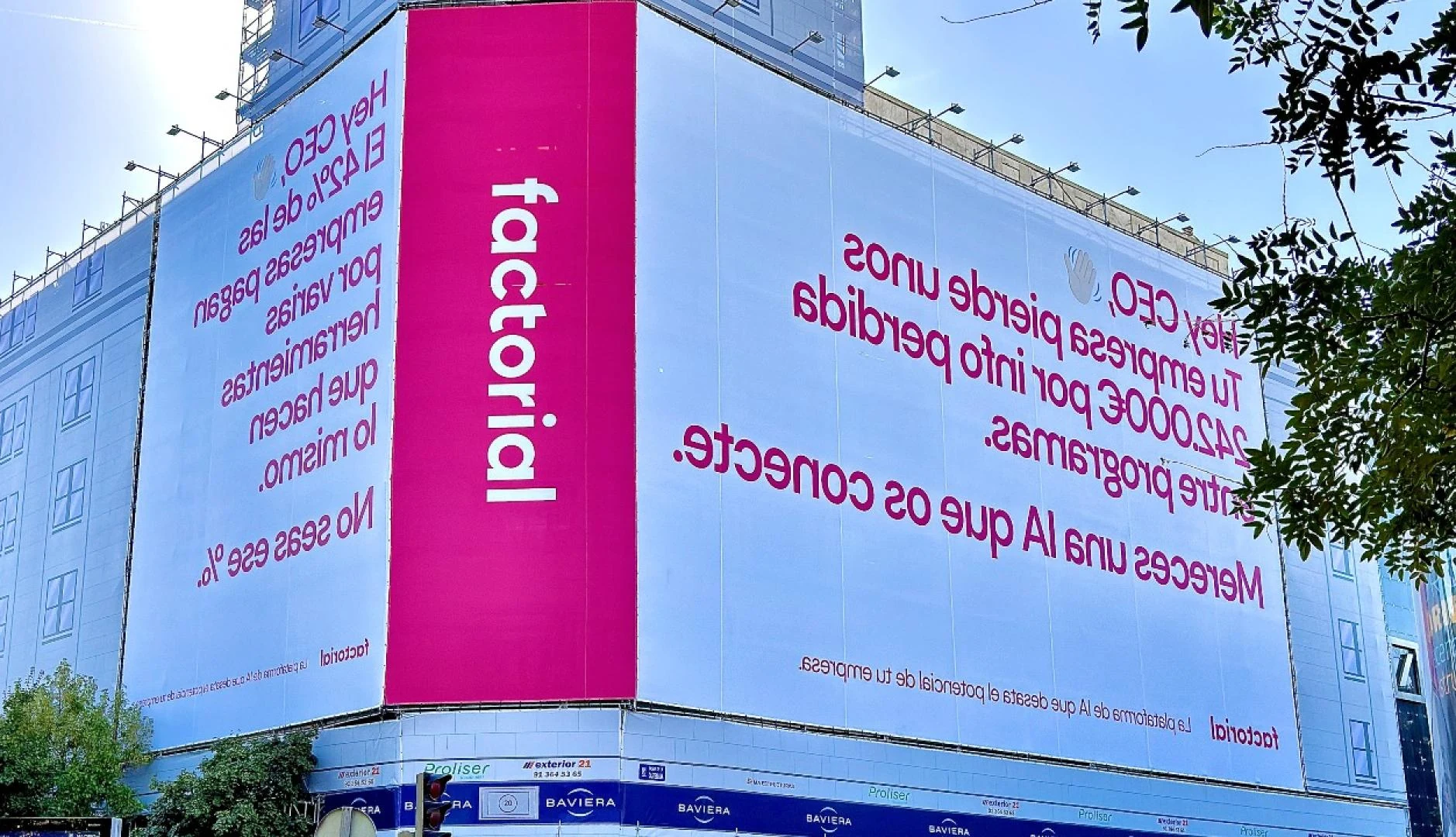 Lona publicitaria de Factorial aparentemente instalada al revés en un edificio de la calle Serrano de Madrid.
