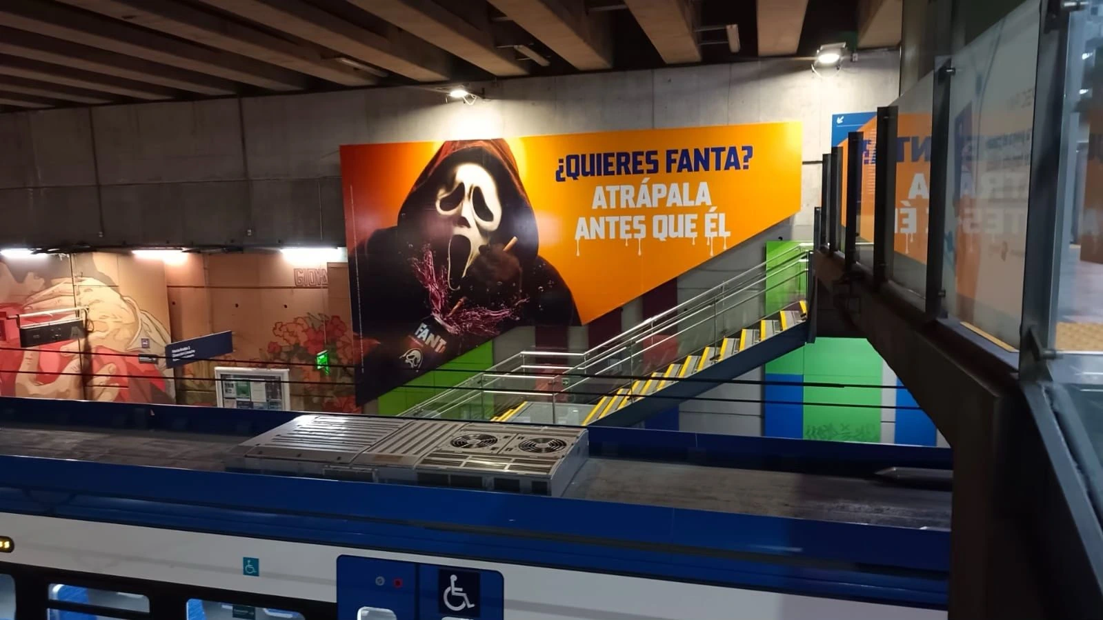 Gran formato de Fanta instalado en estación de EFE Viña del Mar como Top Branding interior.