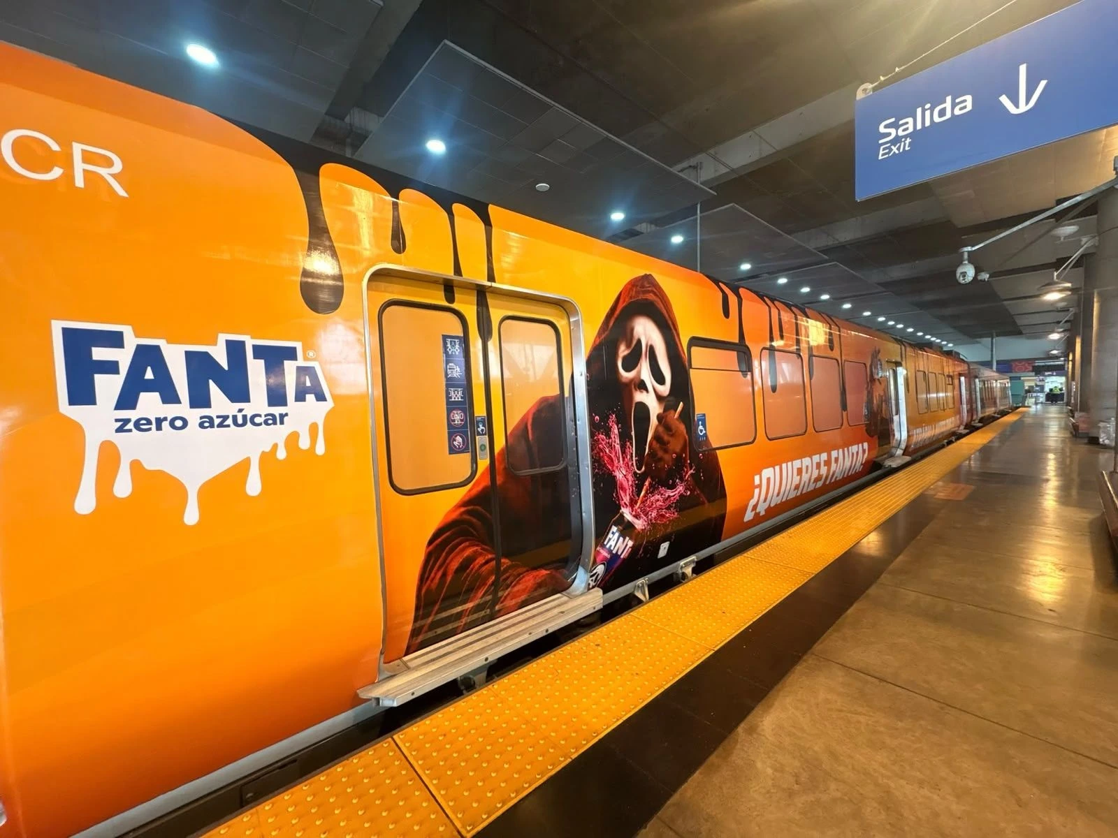 Detalle del tren de EFE brandeado por Fanta con visuales de campaña y mensaje publicitario de gran formato.