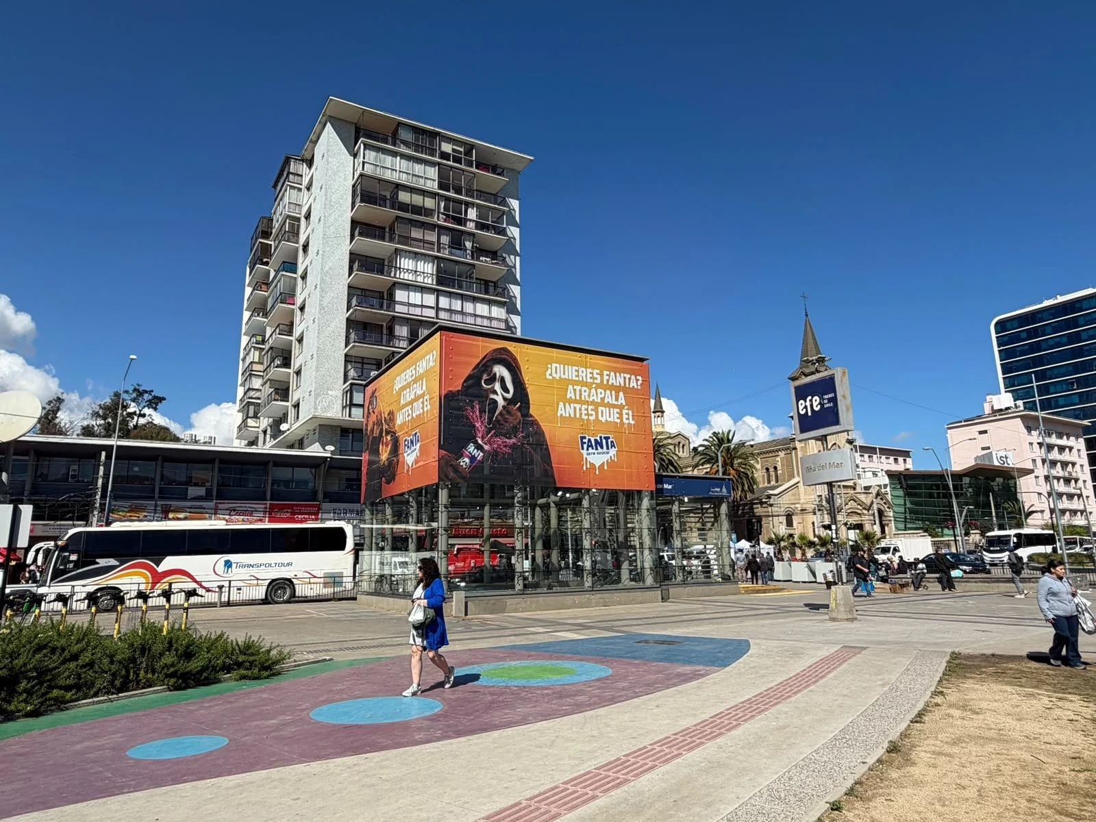 Top Branding de Fanta en EFE Viña del Mar con una gran ejecución exterior en color naranja y visuales de campaña.
