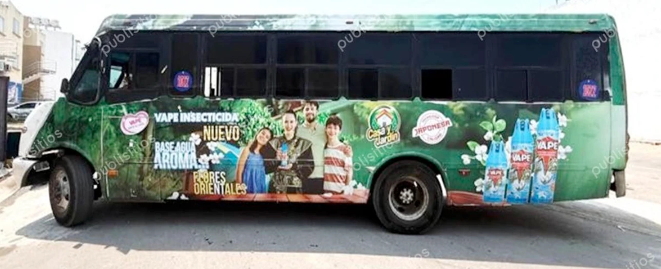 Vista lateral de un autobús con publicidad de Fumakilla y VAPE insecticida en una campaña de transit advertising de Publisitios.