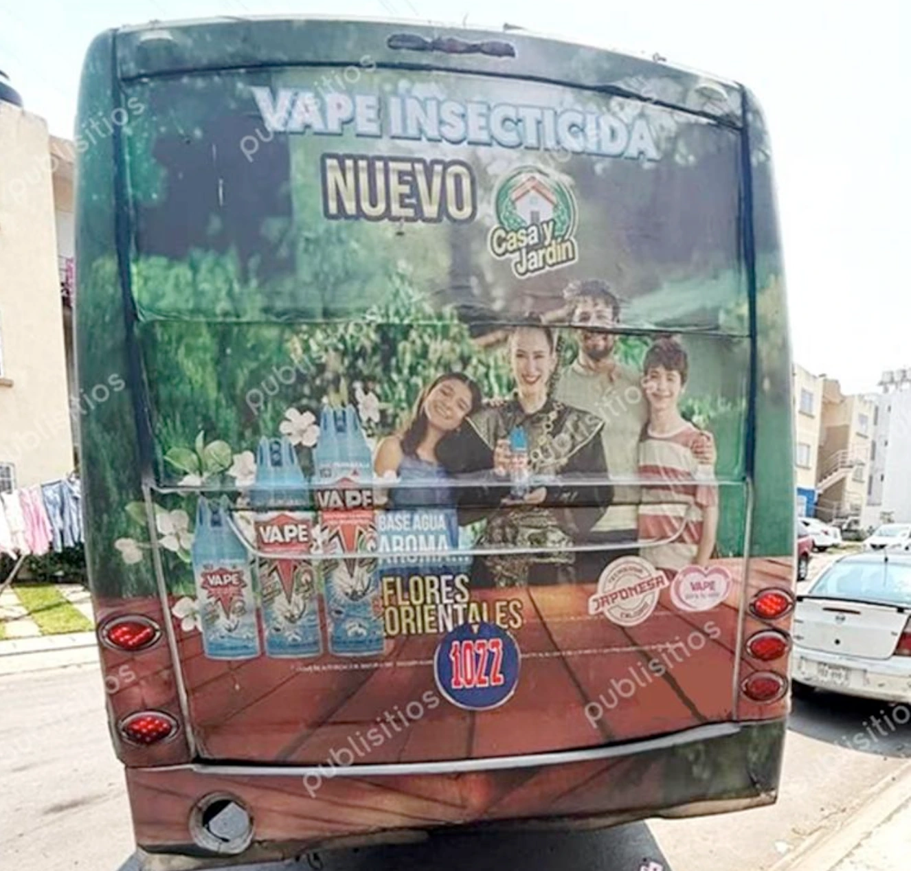 Parte trasera de un autobús con publicidad de VAPE insecticida dentro de la campaña de Fumakilla implementada por Publisitios.