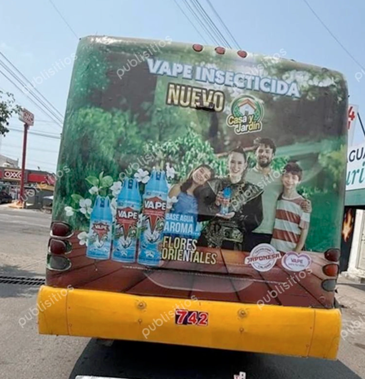 Autobús visto desde atrás con campaña de VAPE insecticida y Fumakilla recorriendo una zona urbana en México.