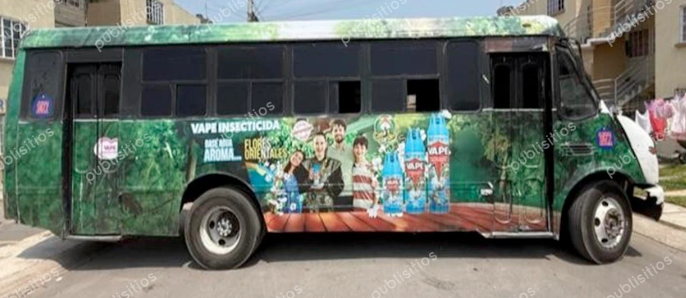 Autobús publicitario con campaña de VAPE insecticida y Fumakilla visto de perfil en una ruta urbana.
