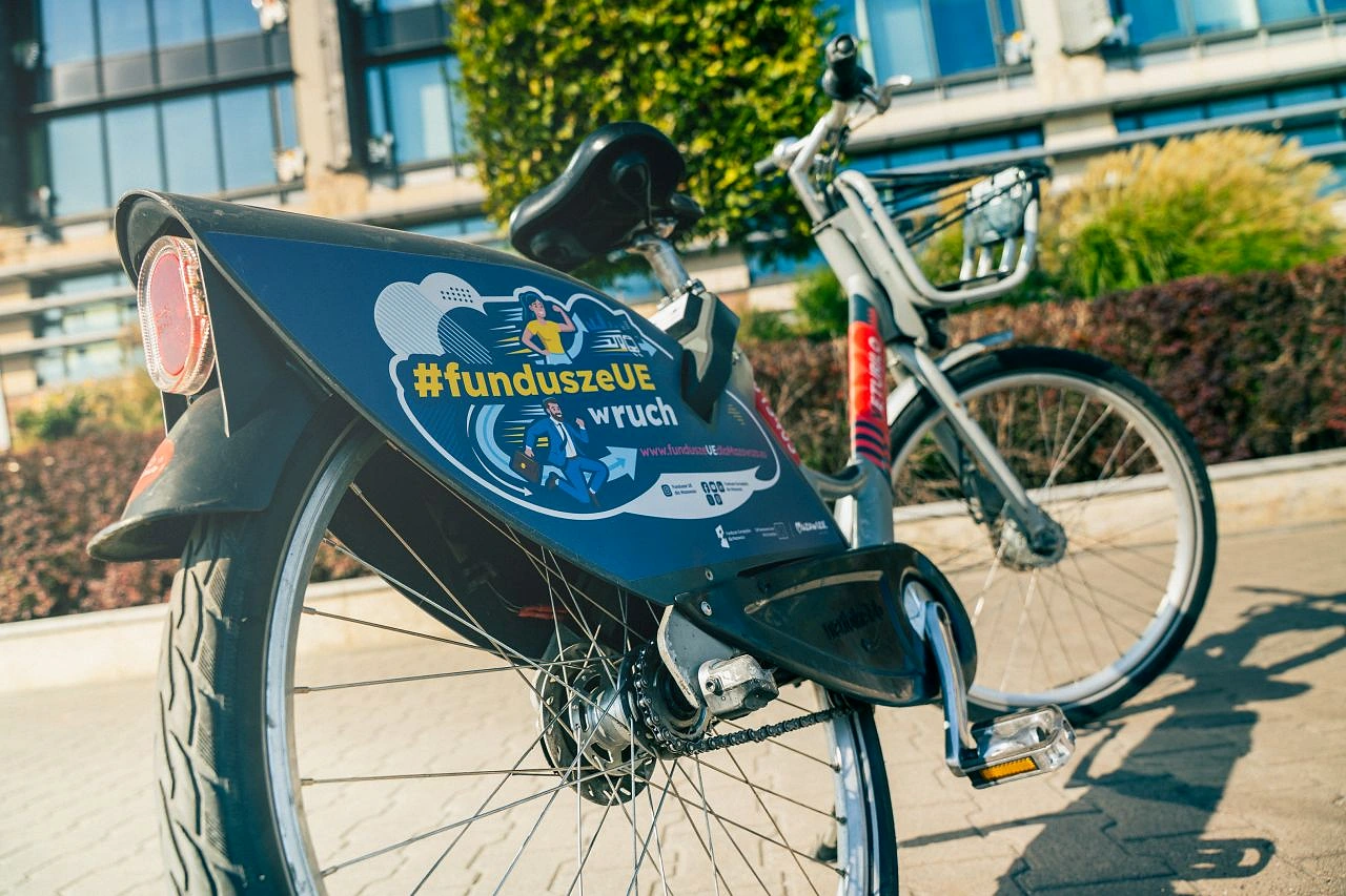Primer plano de una bicicleta Veturilo con la gráfica #funduszeUEwruch como parte de una campaña de Bike Advertising en Varsovia.