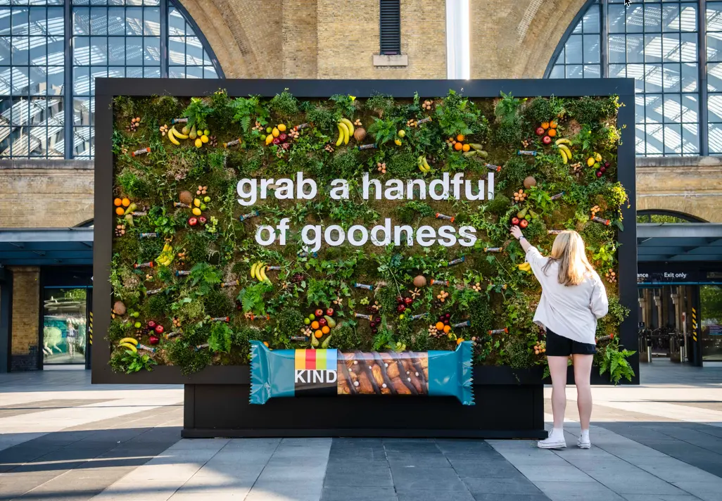 Valla Publicitaria Interactiva de Kind Snacks en Londres, Grab a Handful of Goodness