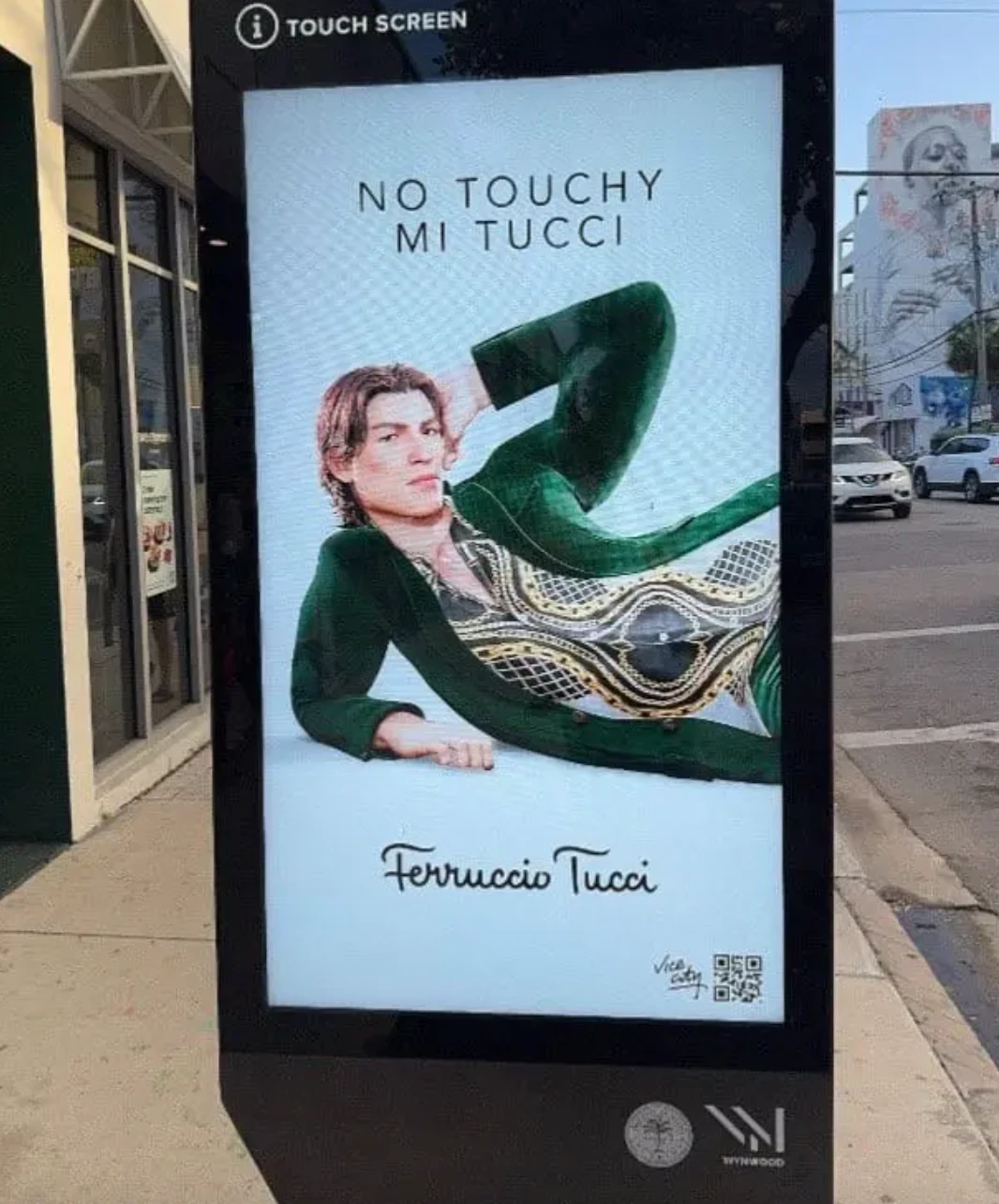 Anuncio digital de Fornuccio Tucci en Wynwood, Miami, dentro de la campaña de GTA VI con marcas ficticias de Vice City.