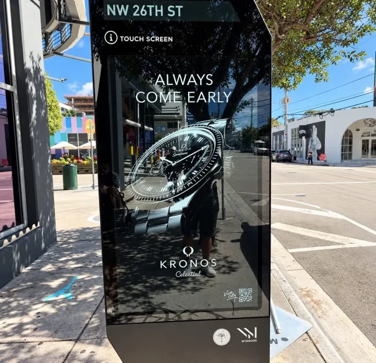 Mupi digital de Kronos en Wynwood, Miami, como parte de la campaña de GTA VI que lleva marcas ficticias de Vice City al mundo real.