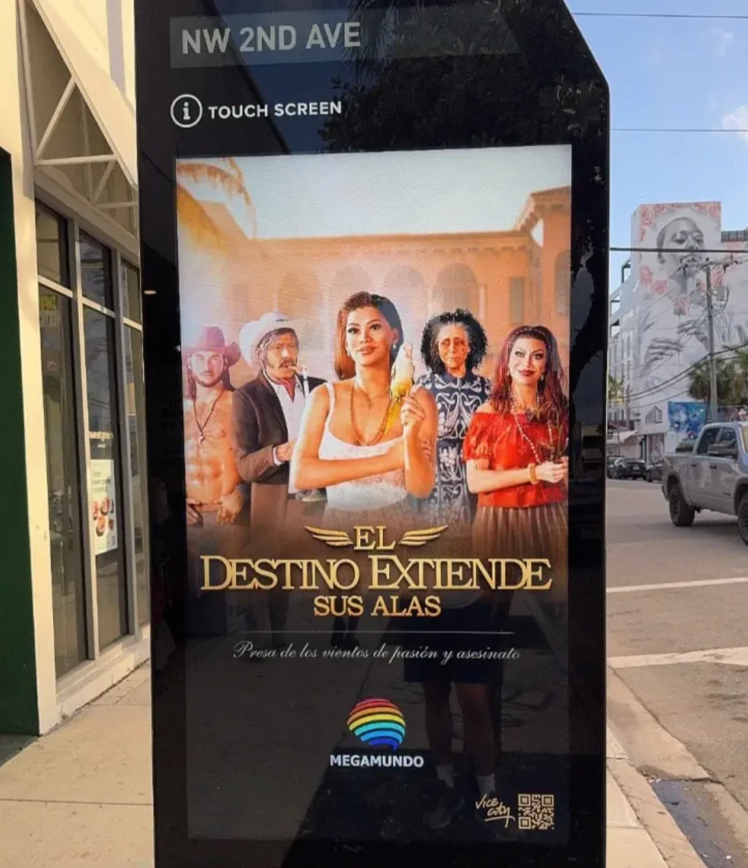 Mupi digital de Megamundo en Wynwood promocionando la telenovela ficticia El destino extiende sus alas dentro de la campaña de GTA VI.