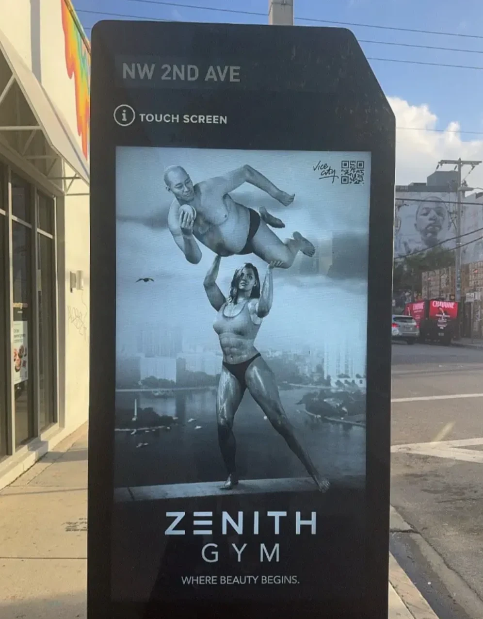 Anuncio digital de Zenith Gym en Wynwood como parte de la campaña de GTA VI que transforma marcas ficticias en publicidad real.