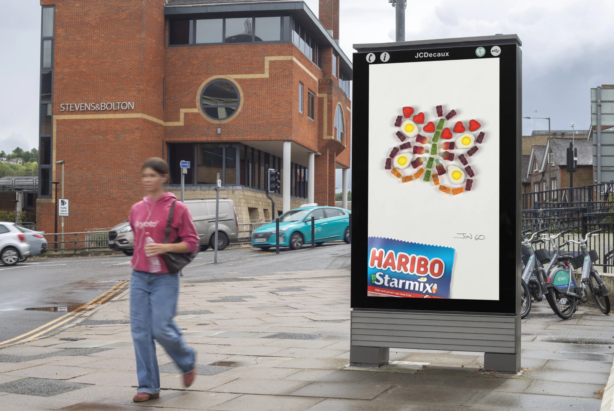 Campaña de HARIBO Starmix en publicidad exterior utilizando gomitas para crear una figura inspirada en la imaginación infantil.