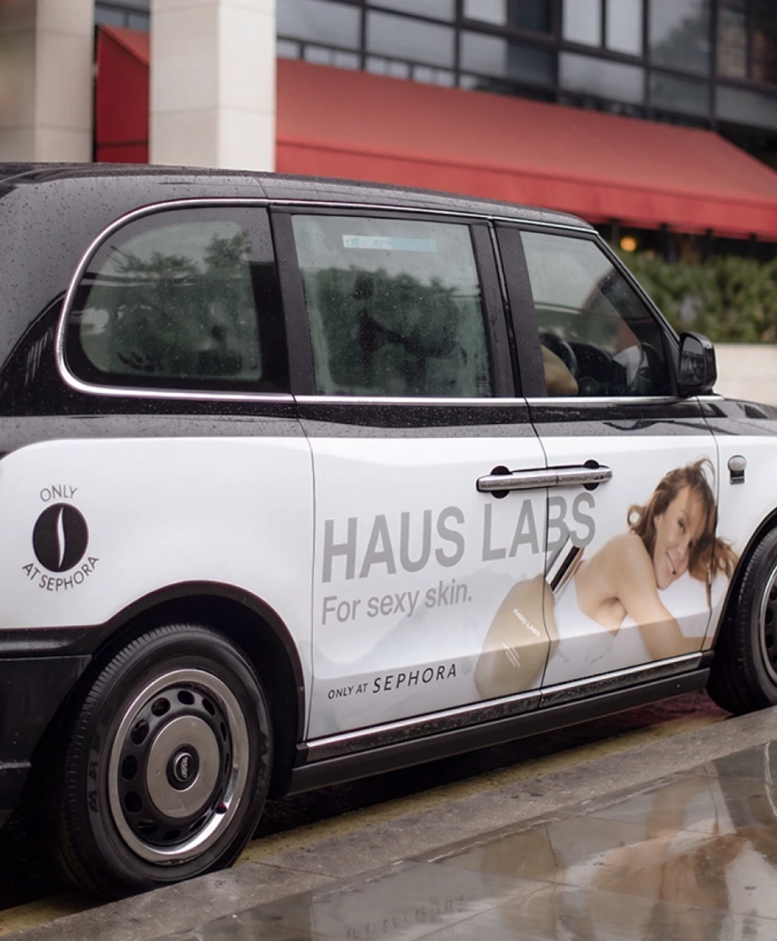 Lateral de taxi negro en Londres con publicidad de Haus Labs For sexy skin, producto y mensaje Only at Sephora.