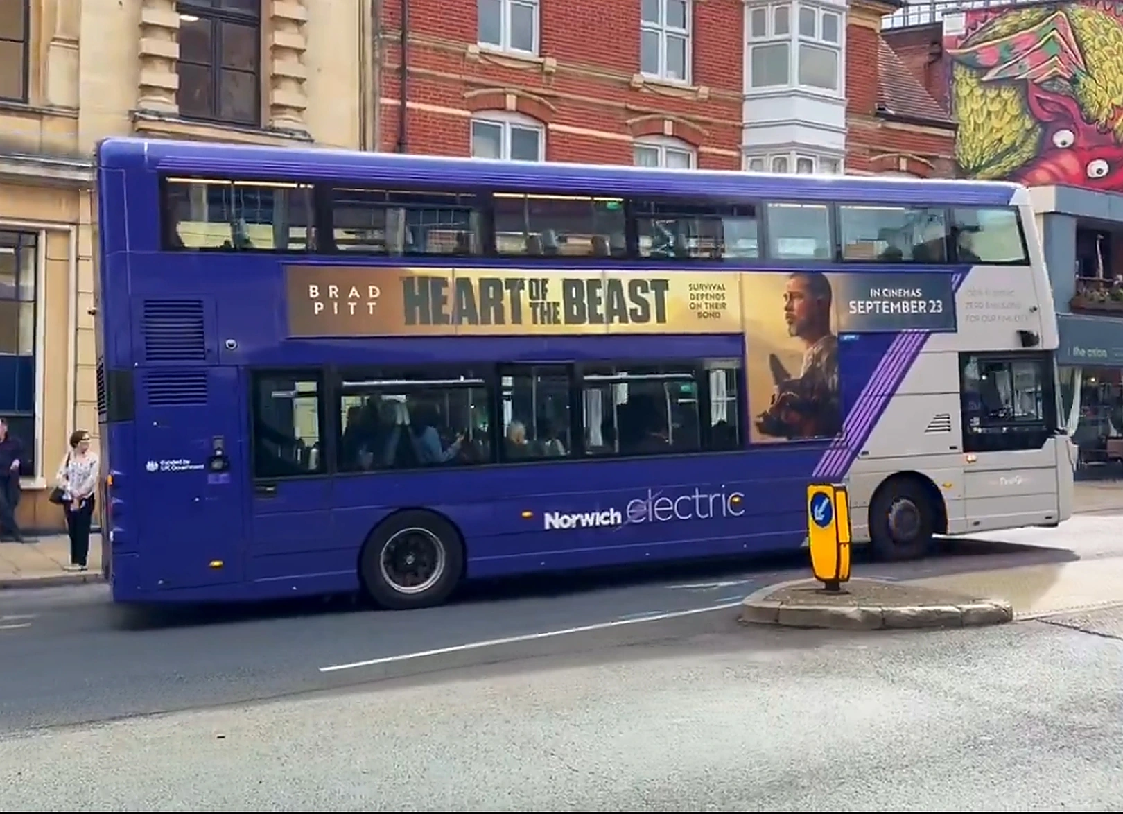Autobús urbano con publicidad de Heart of the Beast mostrando a Brad Pitt y el título de la película.
