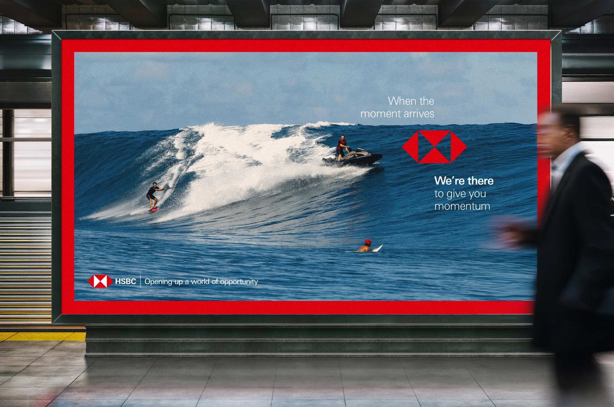Billboard de HSBC The Right Wave con un surfista en una ola, una moto acuática y el mensaje We're there to give you momentum.