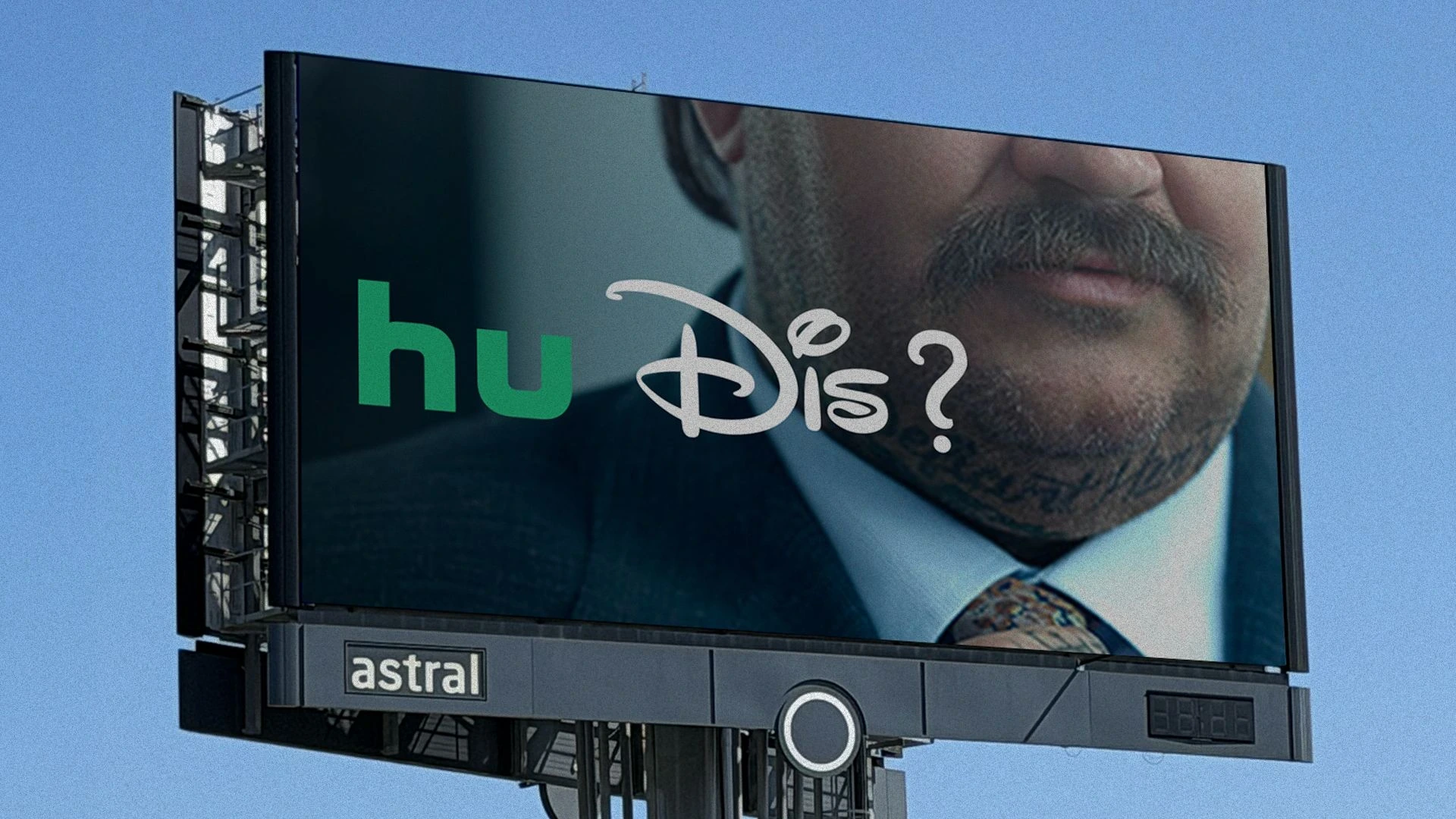 Billboard de la campaña Hu Dis de Hulu y Disney+ con un rostro masculino parcialmente visible y la combinación de logos hu Dis.