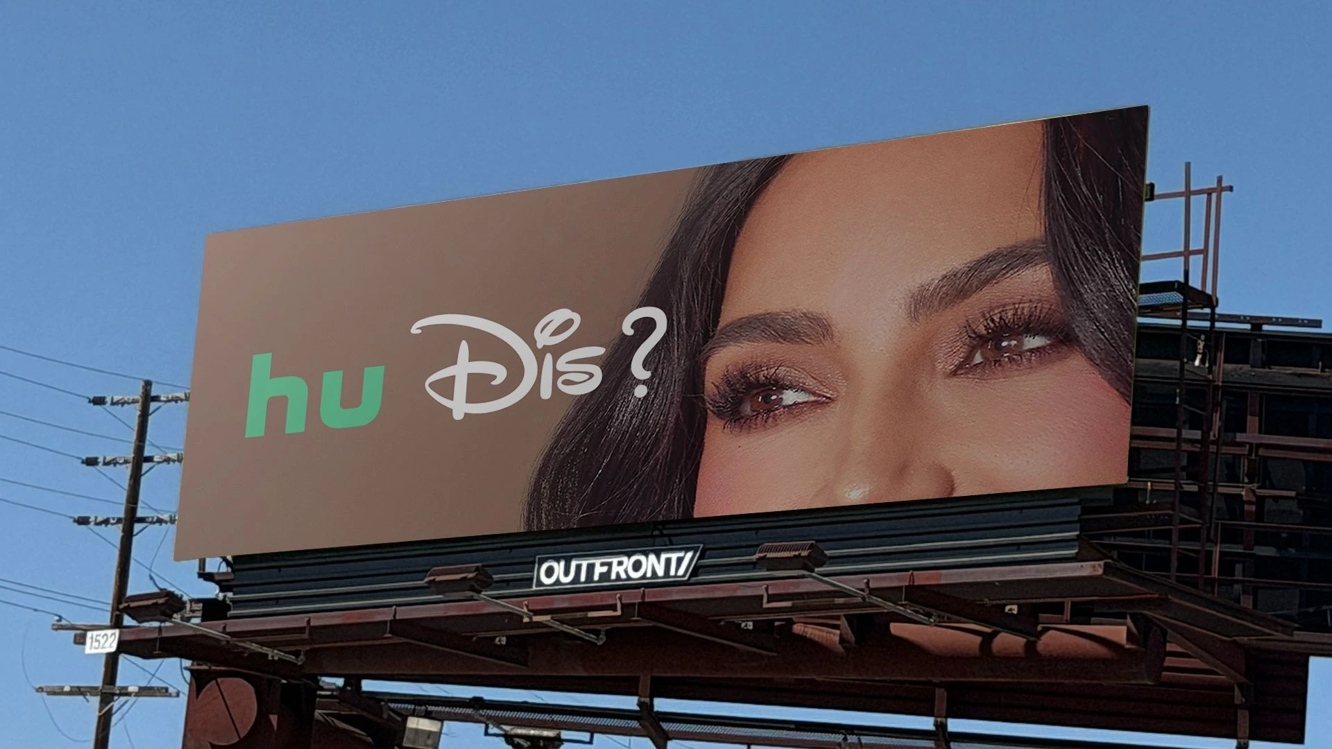 Billboard de la campaña Hu Dis de Hulu y Disney+ con un close-up de una mujer y los logotipos combinados de ambas marcas.