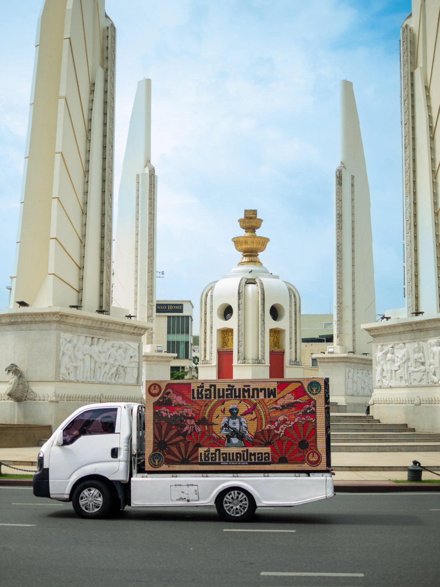 Billboard móvil de Hunger Games: Sunrise on the Reaping frente al Democracy Monument en Bangkok con una versión localizada del mensaje de la campaña.