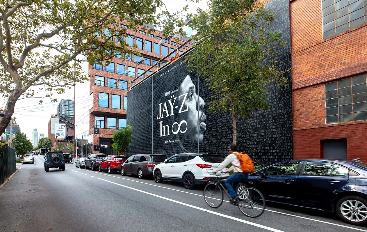 Gran mural de JAY-Z in 8 en Wythe Avenue, Brooklyn, con un retrato de JAY-Z cubierto por miles de letras y títulos de canciones de su catálogo.