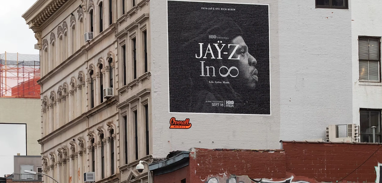Mural de JAY-Z in 8 en Canal Street, SoHo, con el retrato de JAY-Z, el título del documental y branding de HBO Original.