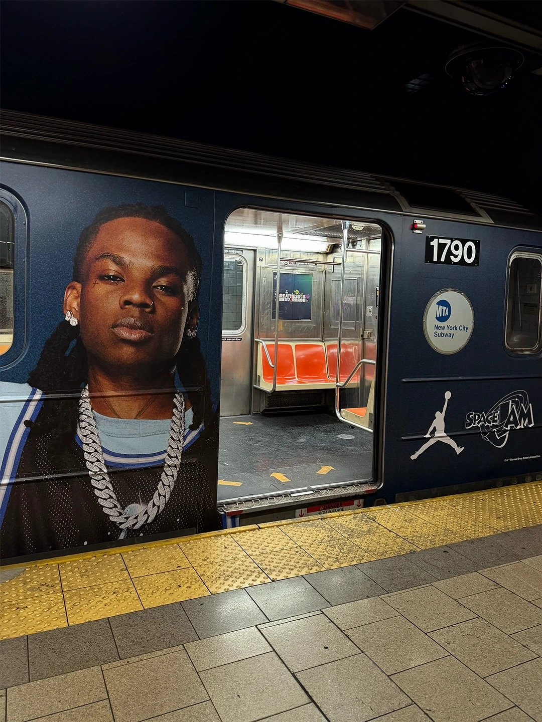 Tren del metro de Nueva York completamente intervenido por Jordan Brand y Space Jam con un gran retrato, el Jumpman y el logotipo de Space Jam.