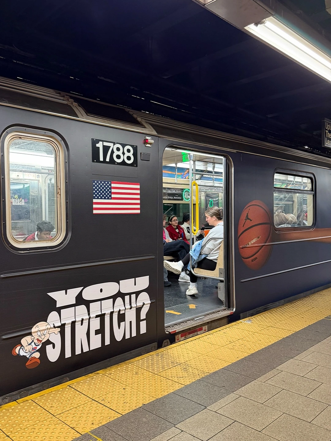 Tren del metro de Nueva York intervenido con Jordan Brand, un balón de basketball, un personaje de Space Jam y el mensaje You Stretch?