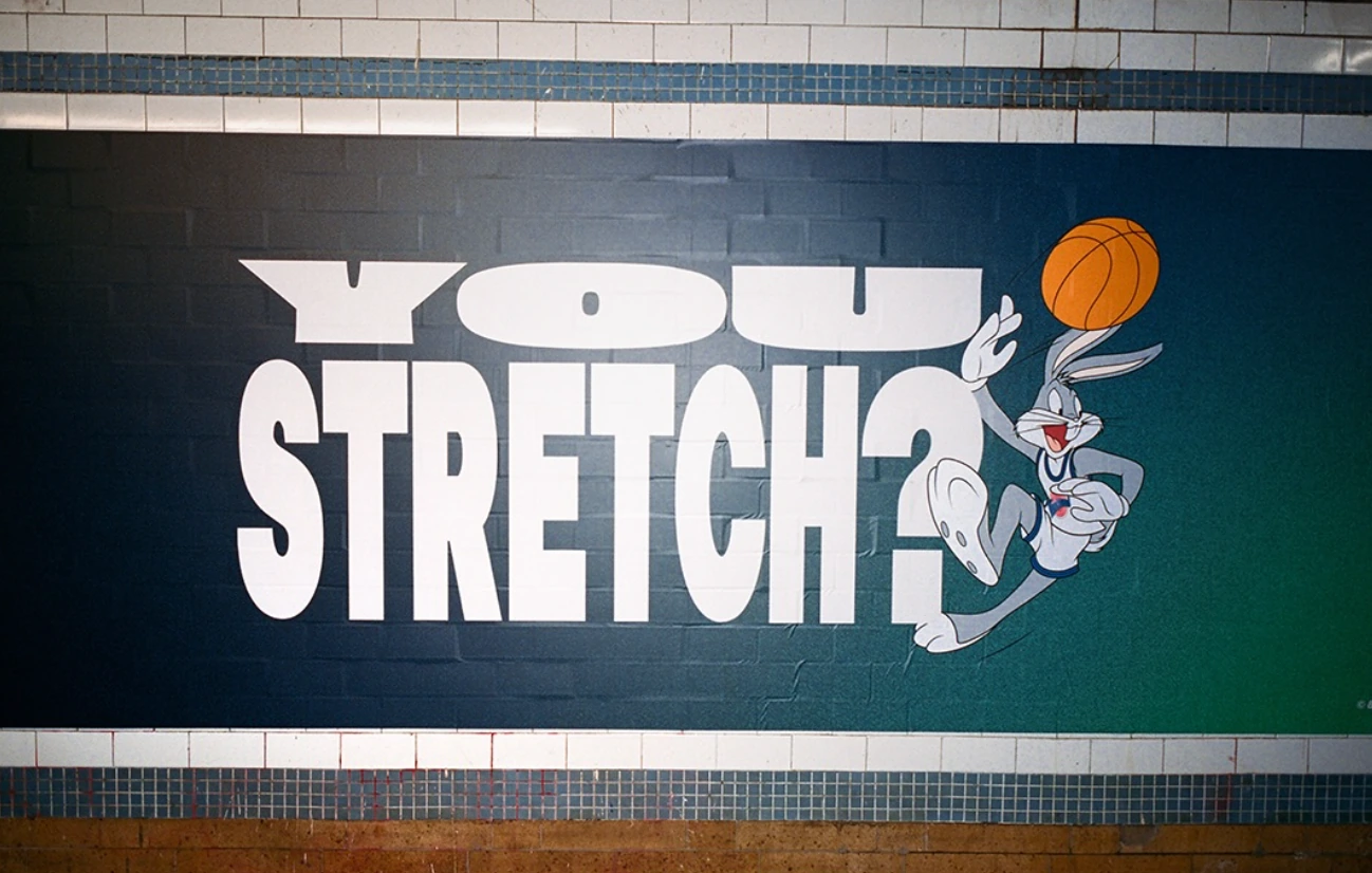 Mural en una estación del metro de Nueva York con Bugs Bunny, un balón de basketball y el mensaje You Stretch? dentro de la campaña de Jordan Brand y Space Jam.