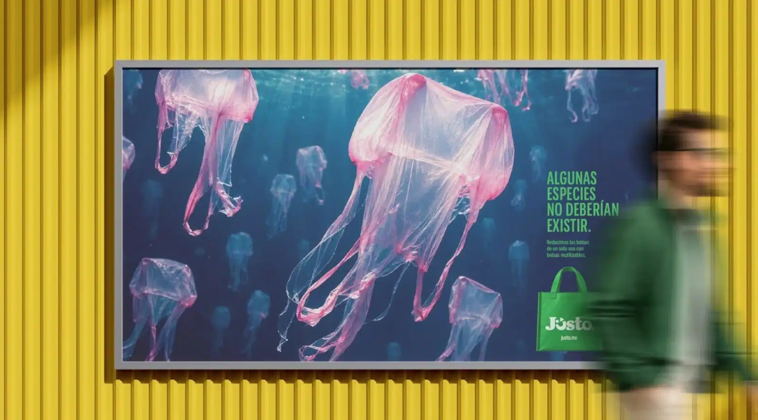 Campaña OOH Species de Jüsto con bolsas plásticas rosadas organizadas como medusas bajo el mensaje Algunas especies no deberían existir.