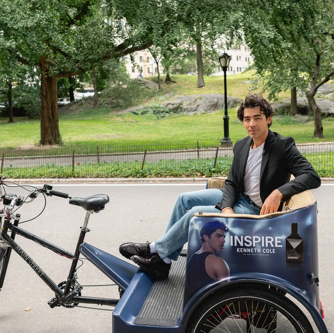 Pedicab de Kenneth Cole INSPIRE en Nueva York con una imagen de Joe Jonas, el nombre de la fragancia y el envase del producto en el lateral.