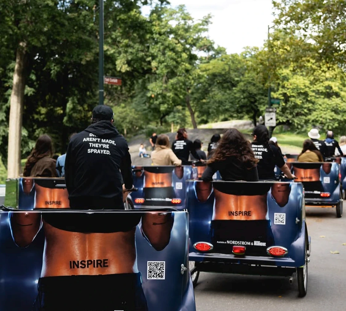 Flota de pedicabs de Kenneth Cole INSPIRE en Nueva York con branding azul, códigos QR y creatividad repetida de la fragancia.