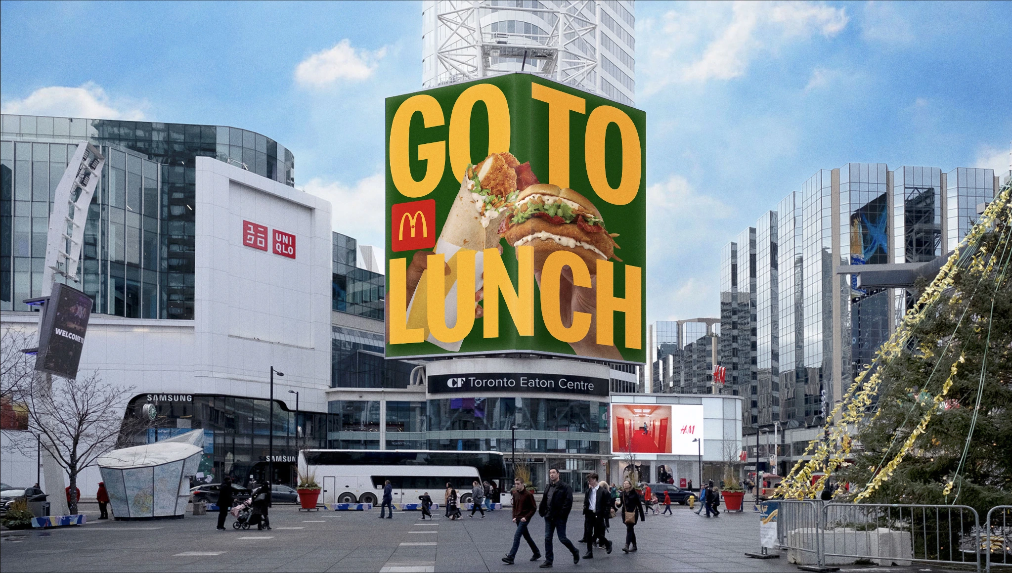 Pantalla exterior de McDonald's Canada con el mensaje Go To Lunch y productos de la línea Chicken Caesar en Toronto.