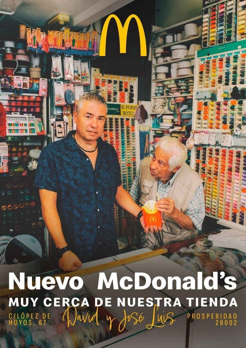 Pieza de la campaña Uno más del barrio de McDonald’s mostrando una mercería del barrio y a sus propietarios, con copy sobre la cercanía del nuevo restaurante.
